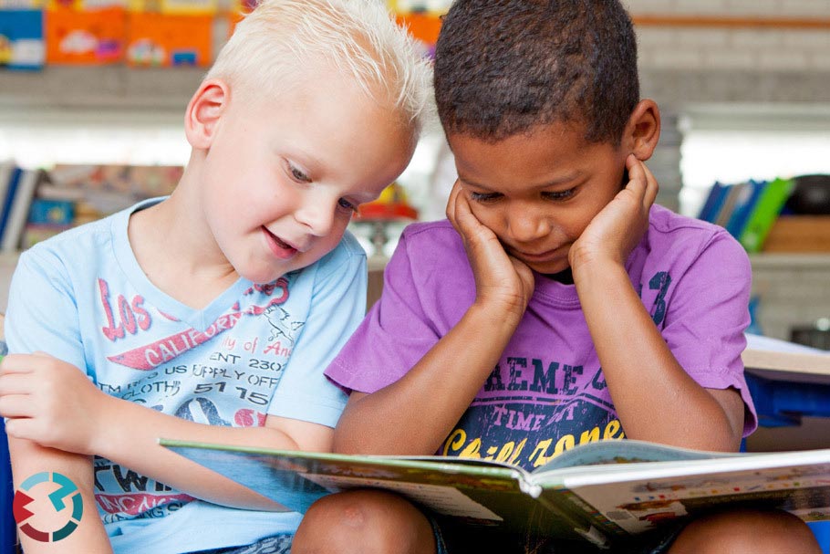 Twee kinderen lezen een prentenboek samen