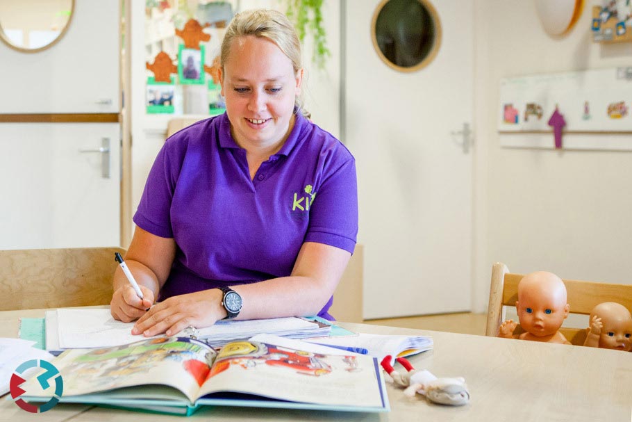 Leidster doet voorbereidend werk in de groep. 