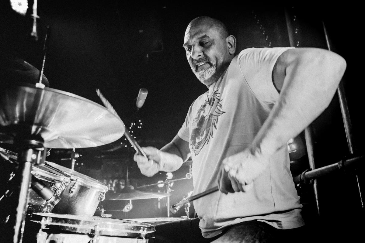 Drummer op het podium