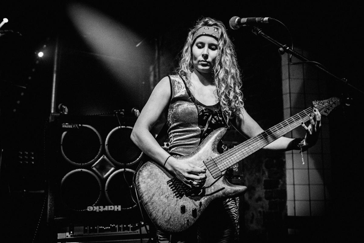 Bassiste op padium