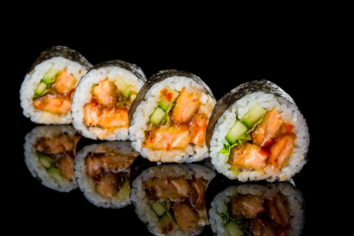 Sushi met zwarte achtergrond