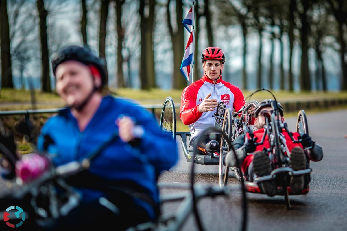 Jetze Plat geeft handbike clinic aan mede handbikers