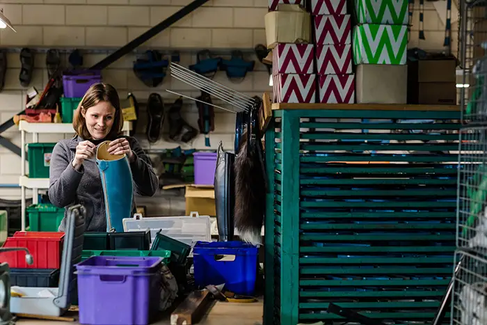 Reportage van een bedrijf waar een medewerker bezig is met producten in Raamsdonksveer