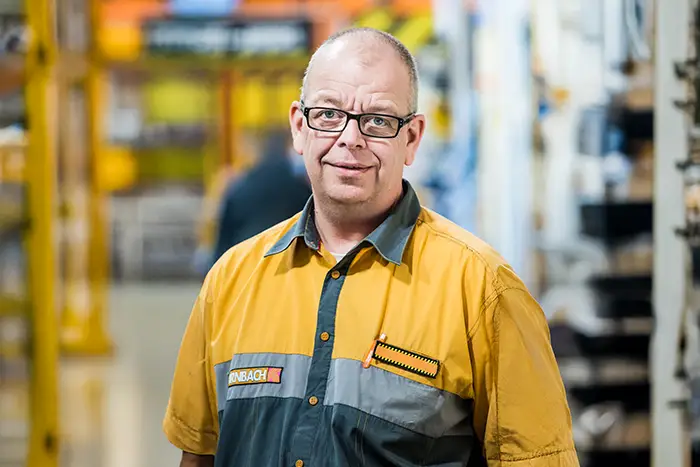 Portretfoto van een bouwmarkt medewerker op locatie in Tilburg