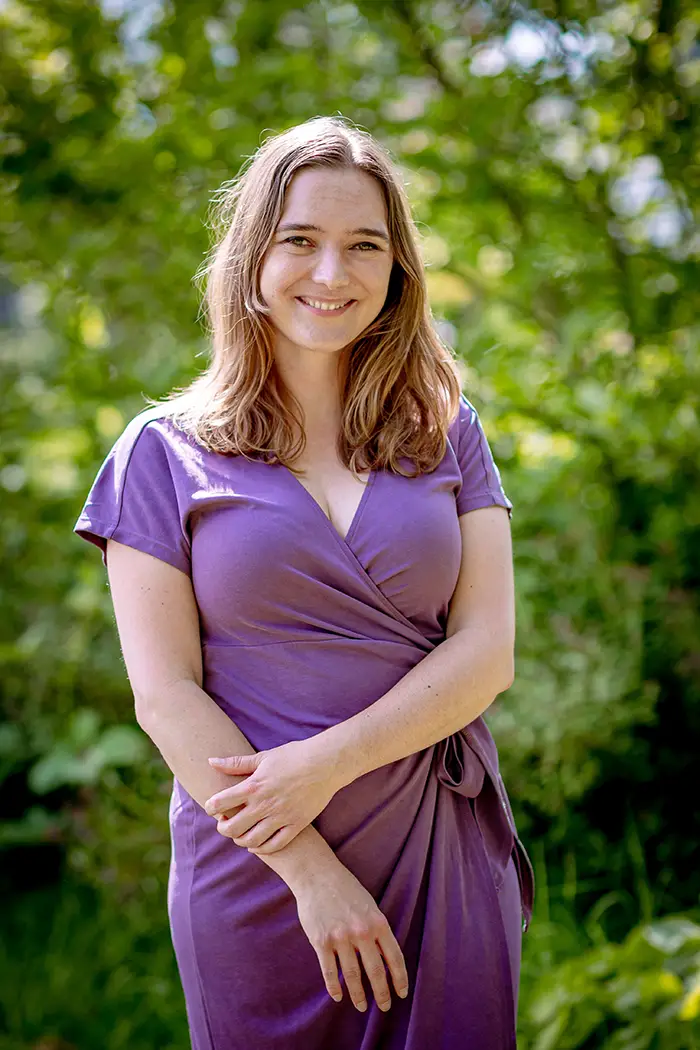 Zakelijk portret van een zzp'er in een natuurlijke omgeving met mooi tegenlicht