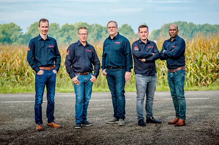 Professionele bedrijfsfoto van een team op locatie in Noord Brabant