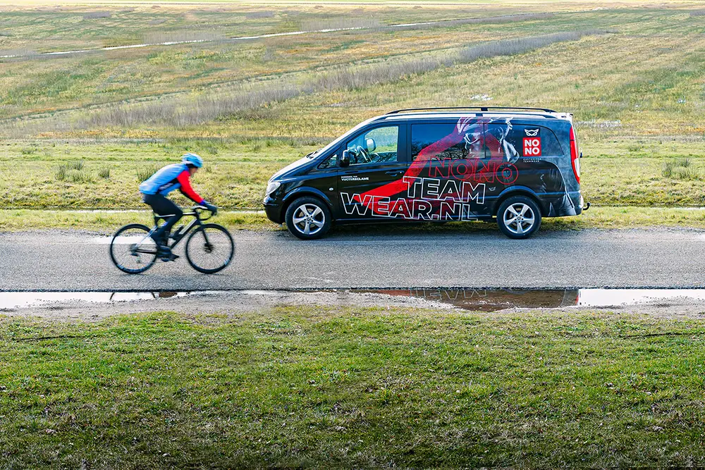 Portfolio zakelijke foto van een bus voorzien van bedrijfswagen belettering voor een reclamebureau uit Vlijmen
