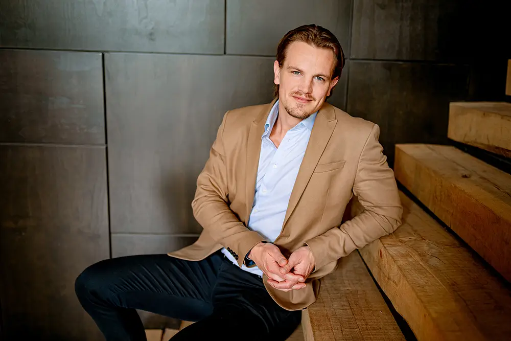 Zakelijk portret van een ondernemer in een ontspannen setting in Tilburg